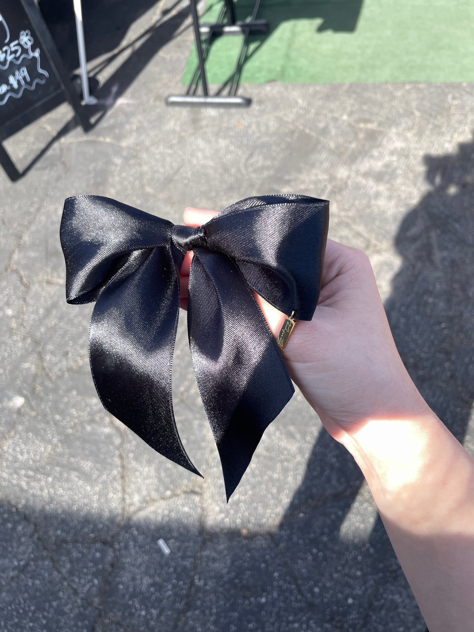 Handmade Short Bow Hair Clip in Black ⋆౨ৎ˚⟡.•